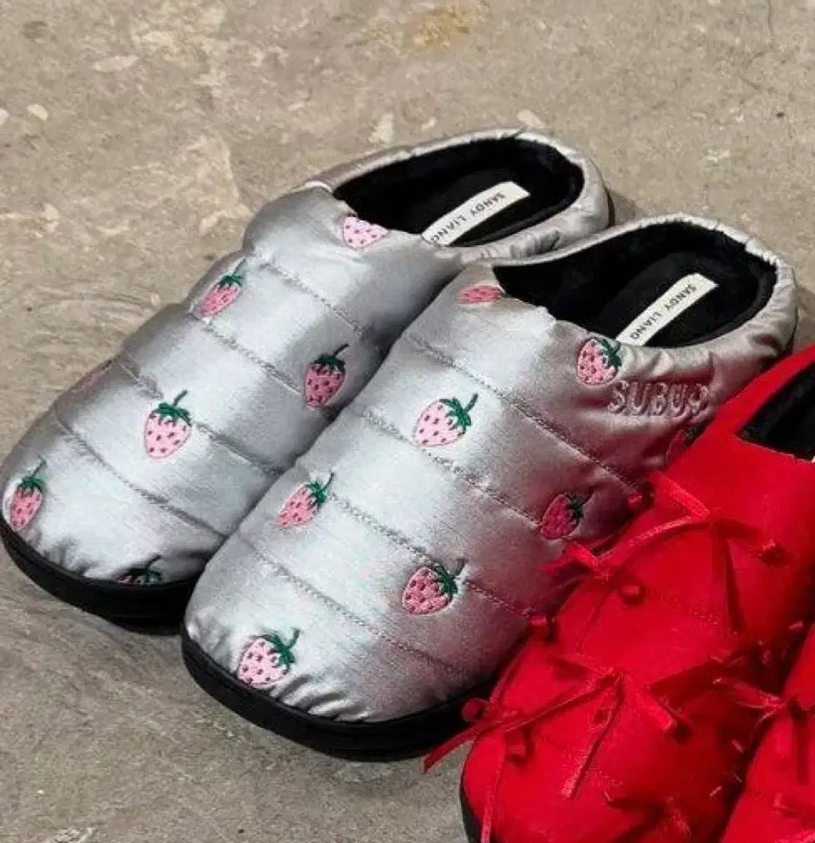 スブ サンディーリアン クロム シルバー スリッパ