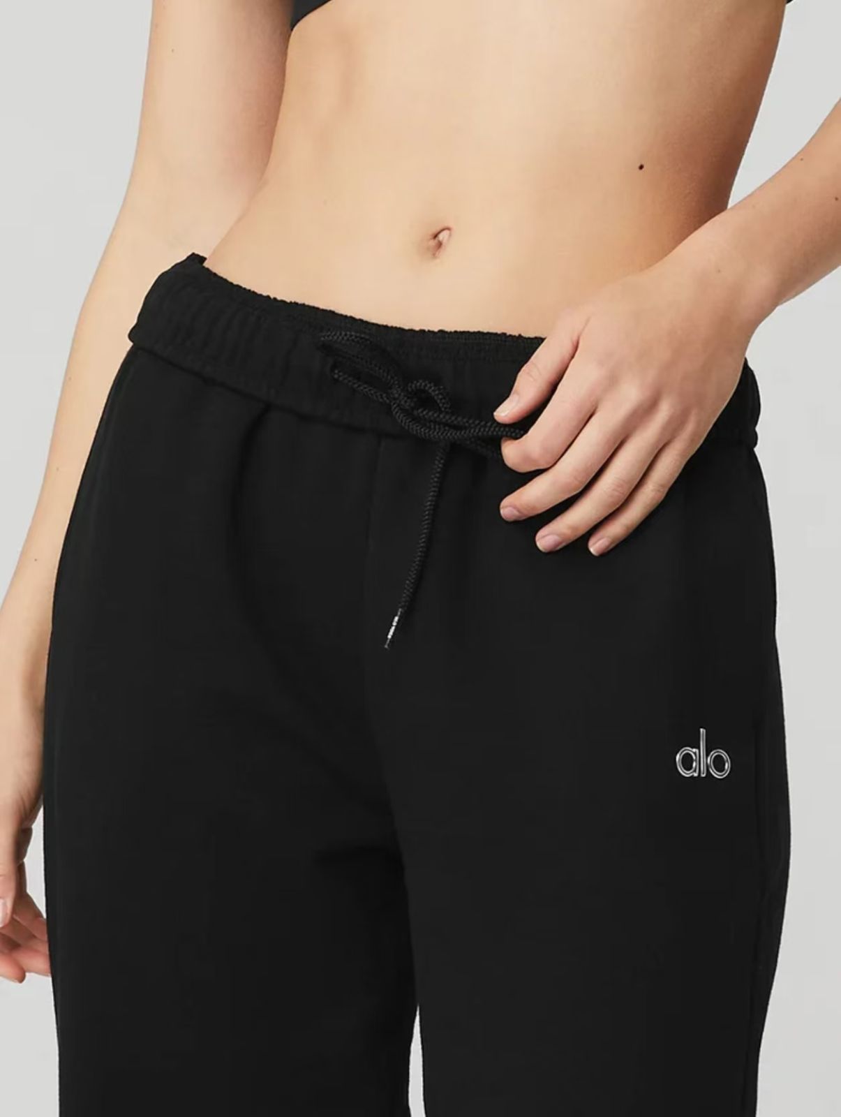 ALO YOGAブラック ロゴ刺繍 ジョガーパンツ｜スウェット素材 何にでも