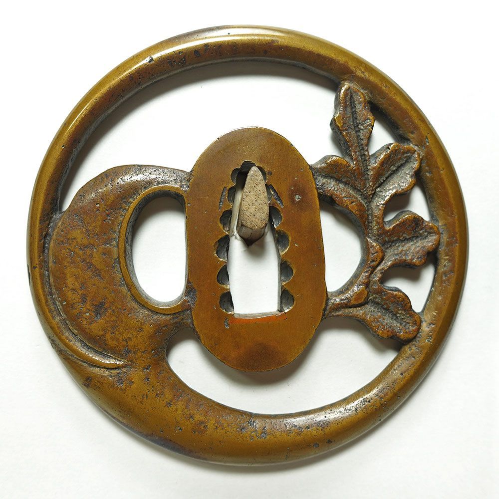 鉄地竪丸形松竹透鐔 無銘 地透し 丸耳 毛彫 遠見の松透し 肥後？ 赤坂