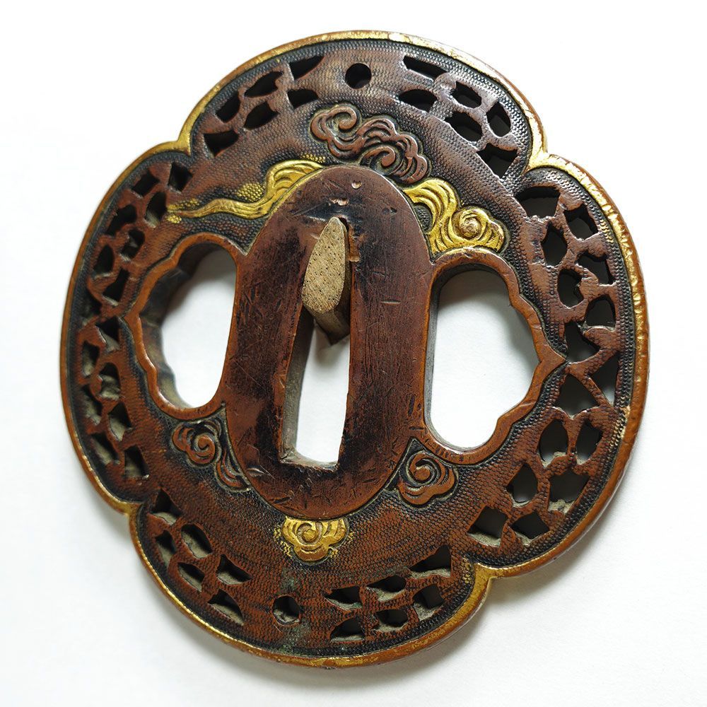 ☆水戸金工の傑作 素銅魚子地木瓜形雲龍図透鐔 無銘 高肉彫 毛彫 金色