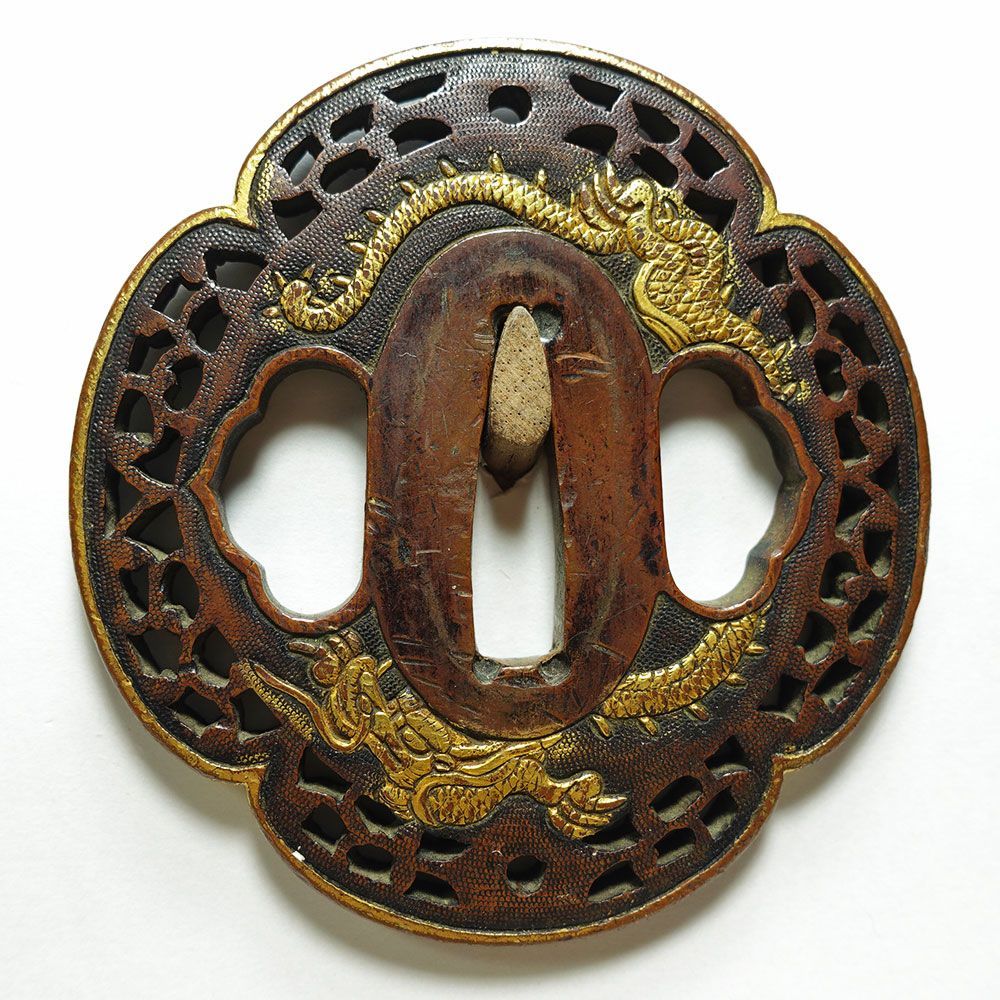 ☆水戸金工の傑作 素銅魚子地木瓜形雲龍図透鐔 無銘 高肉彫 毛彫 金色