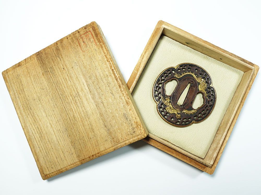 ☆水戸金工の傑作 素銅魚子地木瓜形雲龍図透鐔 無銘 高肉彫 毛彫 金色