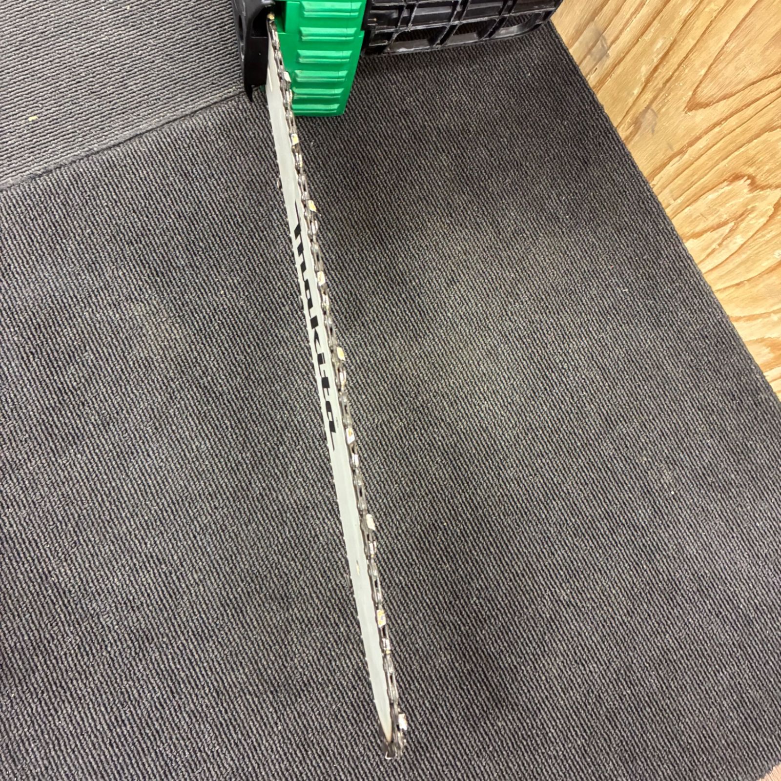 マキタ makita M 504 電気チェンソー カバー一部割れあり