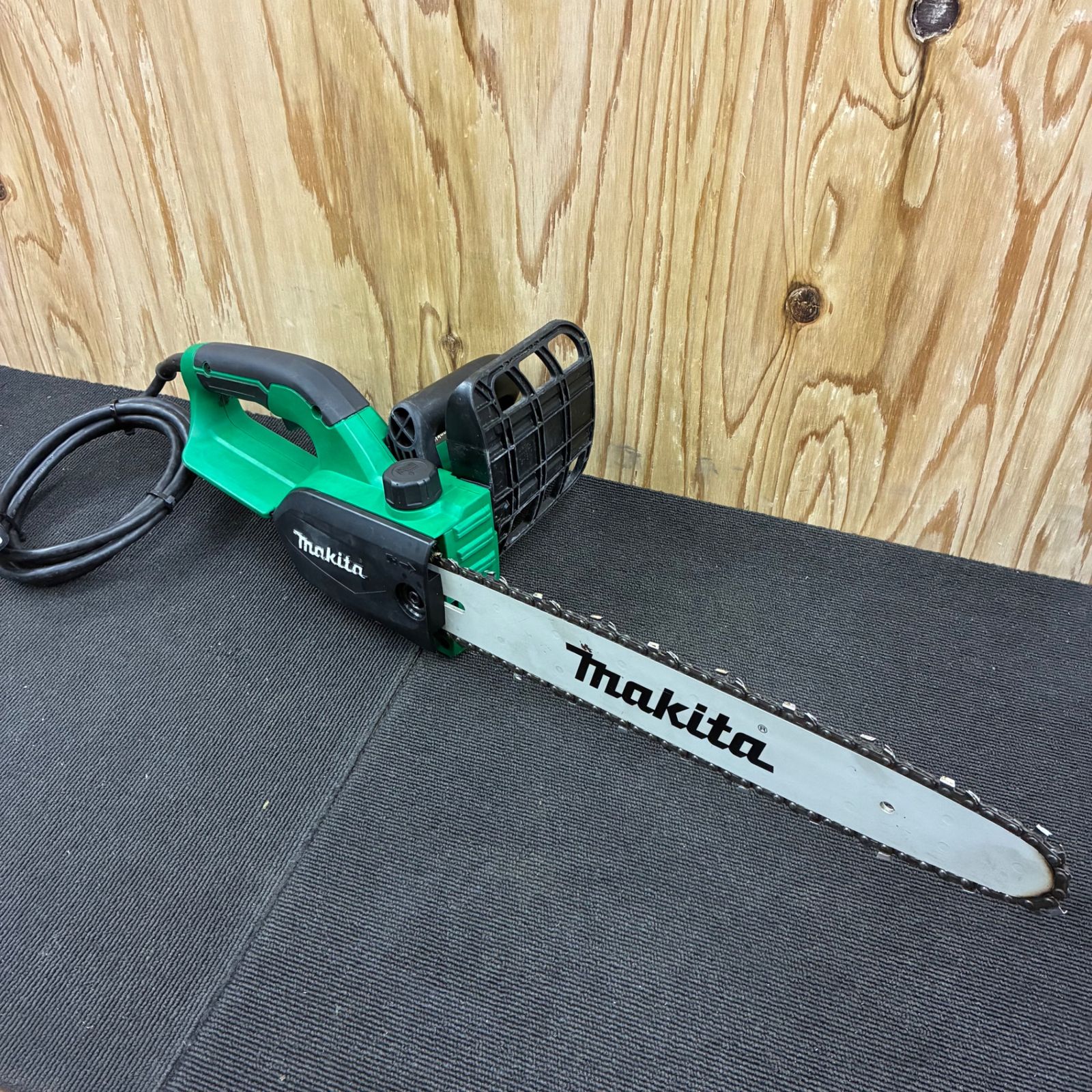 マキタ makita M 504 電気チェンソー カバー一部割れあり