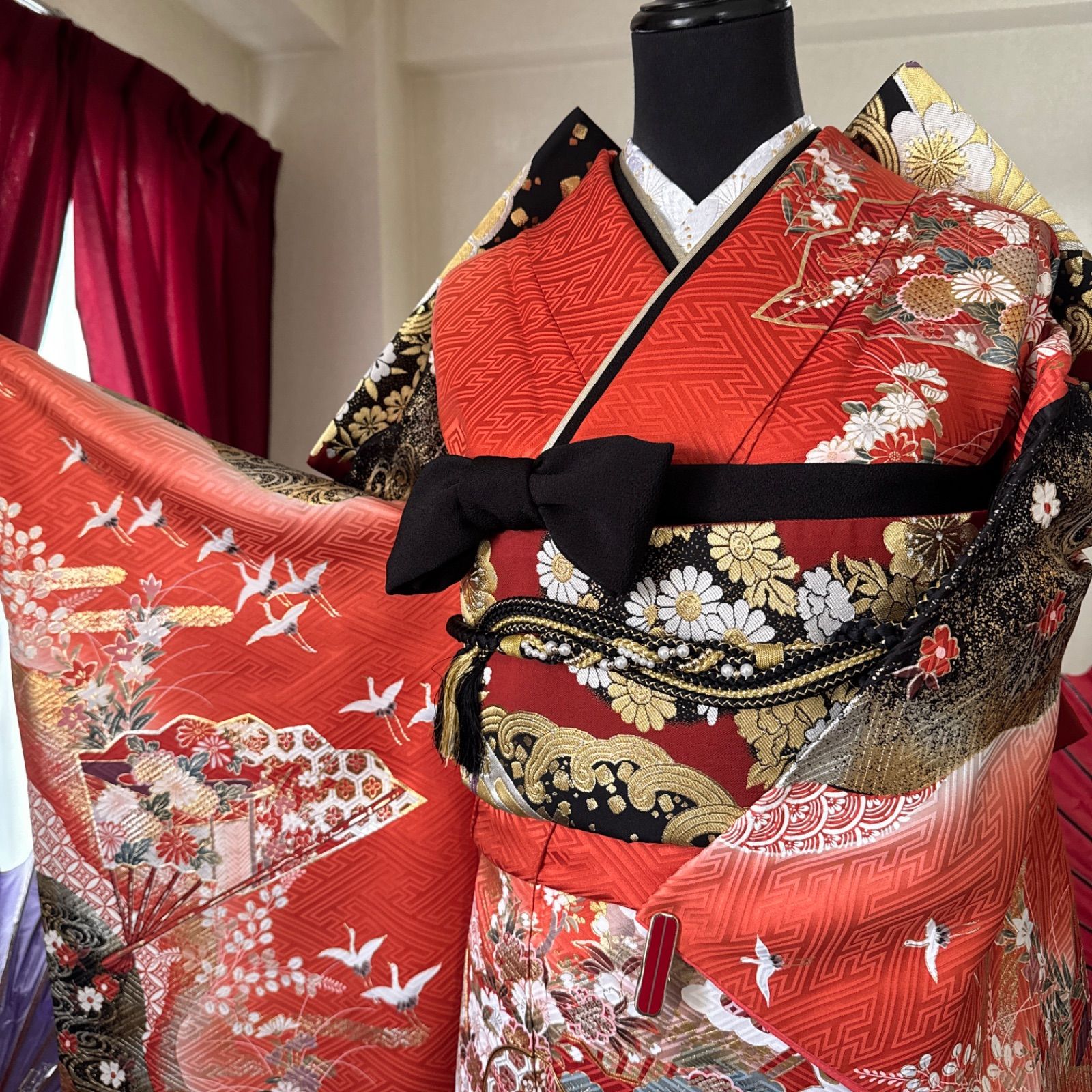 507z52, レース半衿☆人気！振袖 古典柄 金彩 地紋 蝶 赤×黒☆美品 507z52, レース半衿☆人気！振袖 古典柄 金彩 地紋 蝶 赤×黒☆