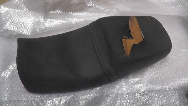 CB 400 SF K NC 39 1801 xxx の シート 破れ