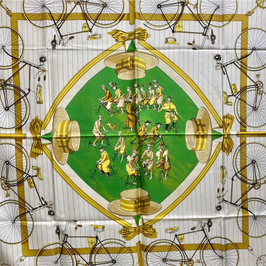 エルメス カレ90 LES BECANES シルクスカーフ 自転車 グリーン HERMES エルメス カレ90 LES BECANES シルクスカーフ 自転車 グリーン HERMES