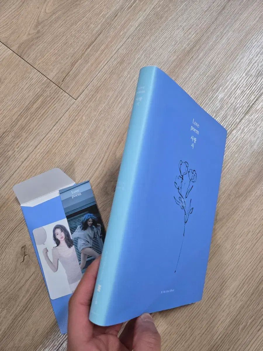 IU ミニアルバム 5集 Love poem 出品 - メルカリ