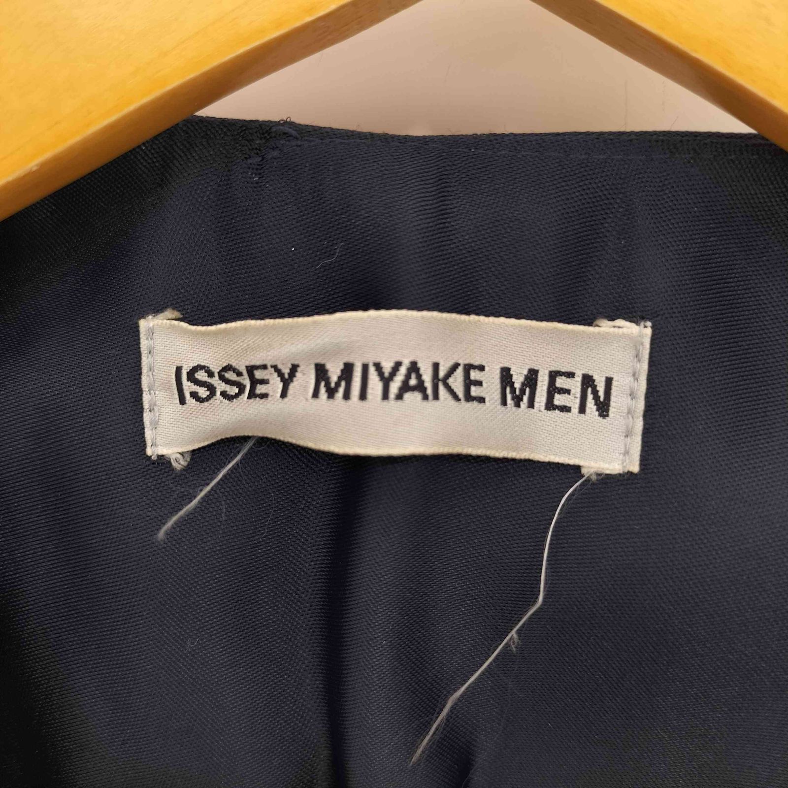 ISSEY MIYAKE MEN(イッセイミヤケメン) 96SS 銀タグ ステッチ ナイロン バックニット切替 6B ベスト メンズ JPN：L 【中古】【ブランド古着バズストア】 イッセイミヤケメン ISSEY MIYAKE MEN 96SS 銀タグ ステッチ ナイロン