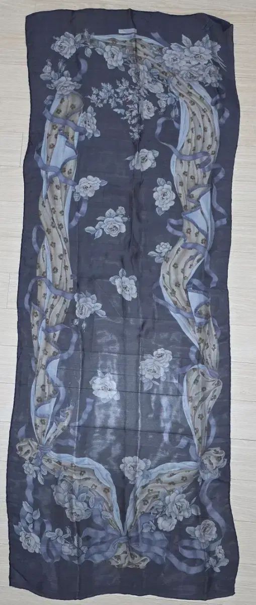 サルヴァトーレ フェラガモ シルク ローズ パータン スカーフ ネイビー ブルー