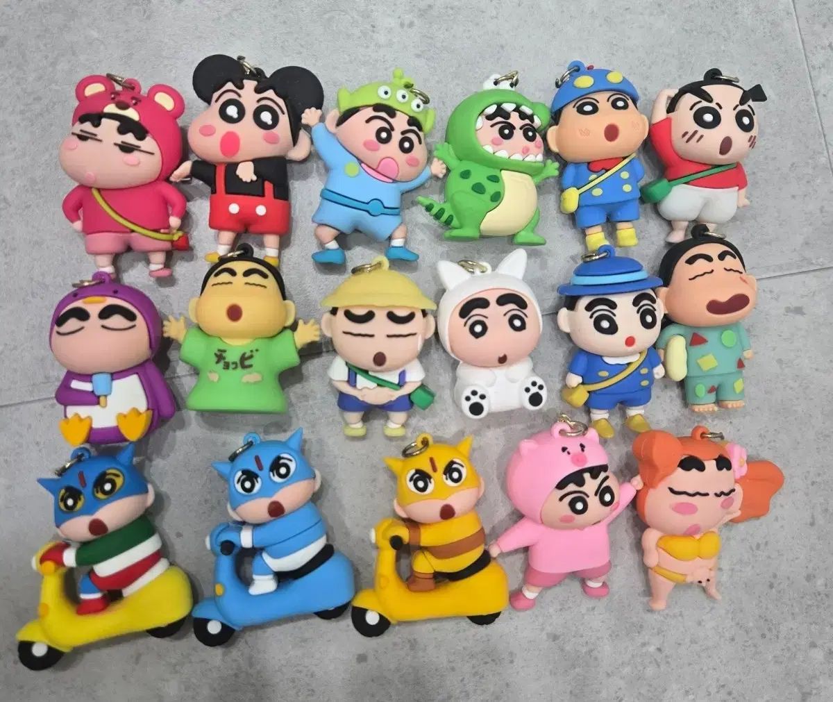 クレヨンしんちゃん まとめ売り ミニフィギュア キーホルダー 100個以上 大量 まとめ売り) クレヨンしんちゃん ミニ フィギュア キーホルダー 出品