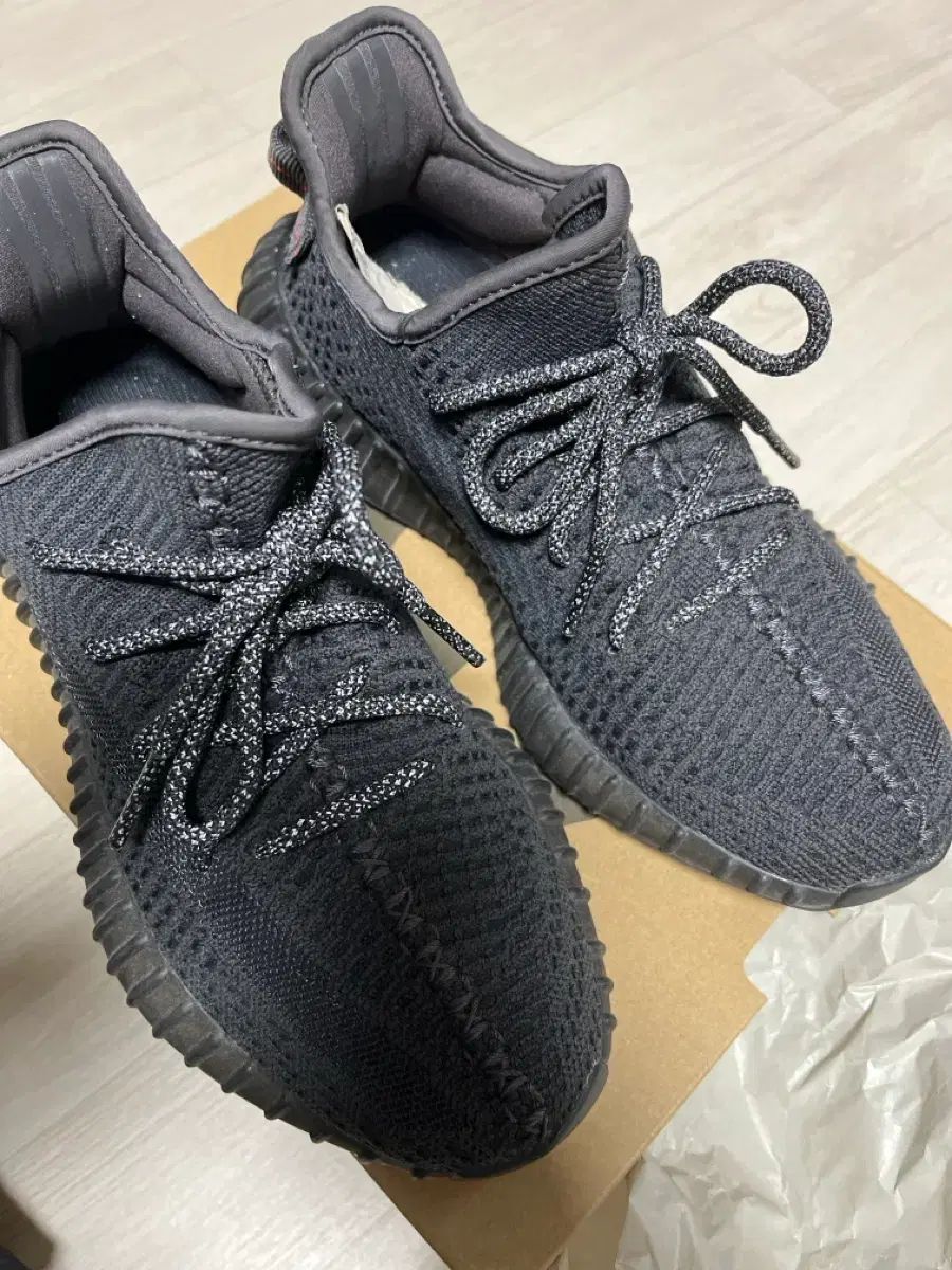 adidas YEEZY Boost 350 V2 \"Black\"の新品&frasl;中古フリマ(通販)｜スニダン アディダス イージー ブースター350V2 ブラック 250 サイズ