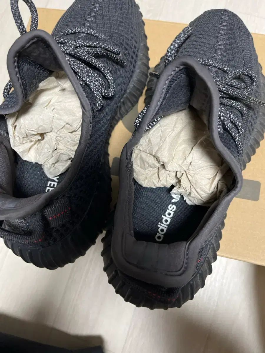 adidas YEEZY Boost 350 V2 \"Black\"の新品&frasl;中古フリマ(通販)｜スニダン アディダス イージー ブースター350V2 ブラック 250 サイズ