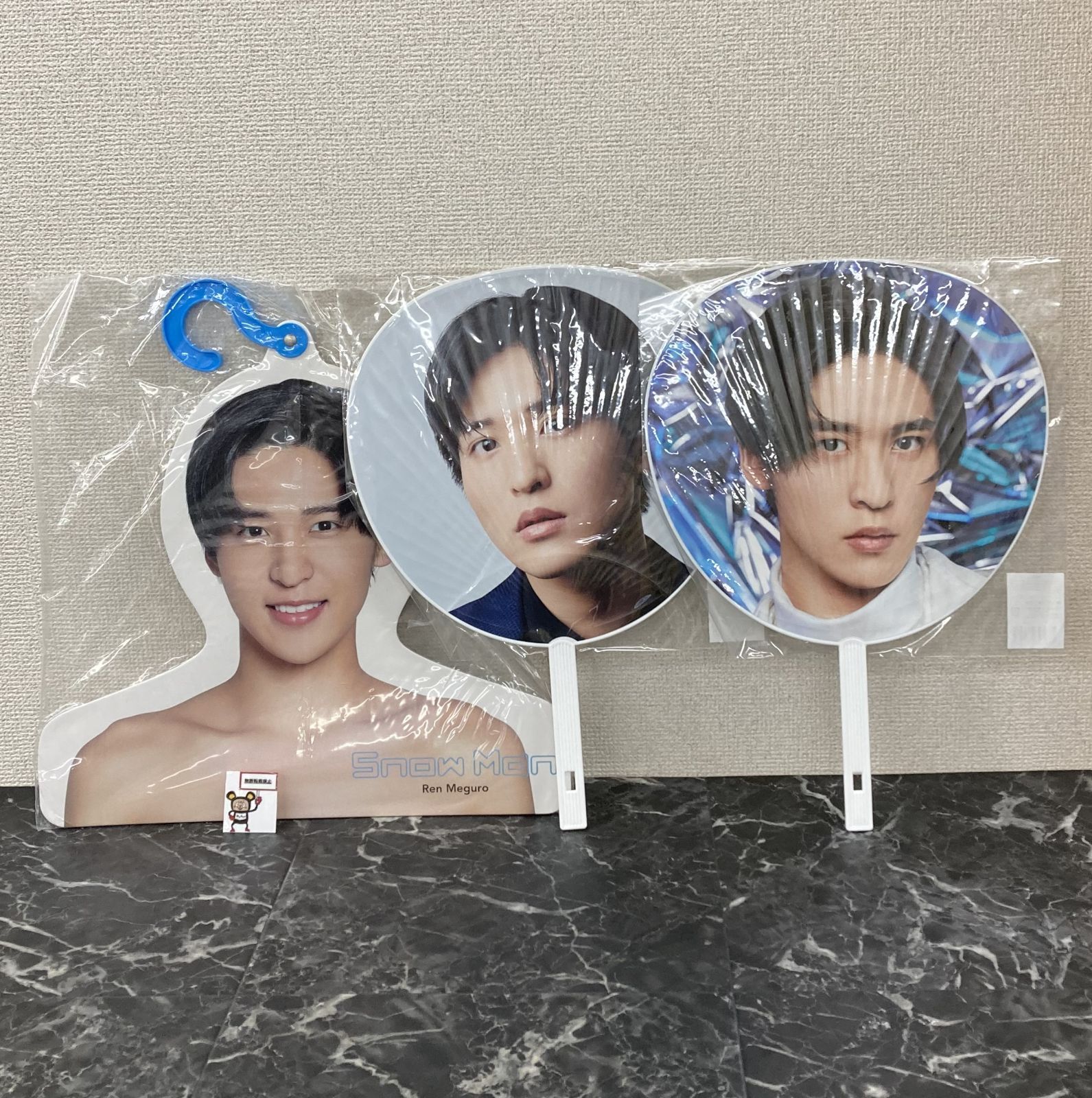 【バラ売り不可】Man 目黒蓮　フォトハンガー+うちわ+ペンラセット 08. 目黒蓮 Snow Man フォトハンガー & ジャンボうちわ 3点セット