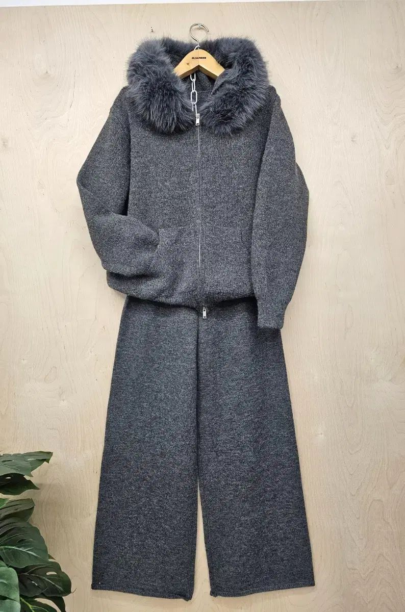 ふわふわファー付きフードのニットズボンセット