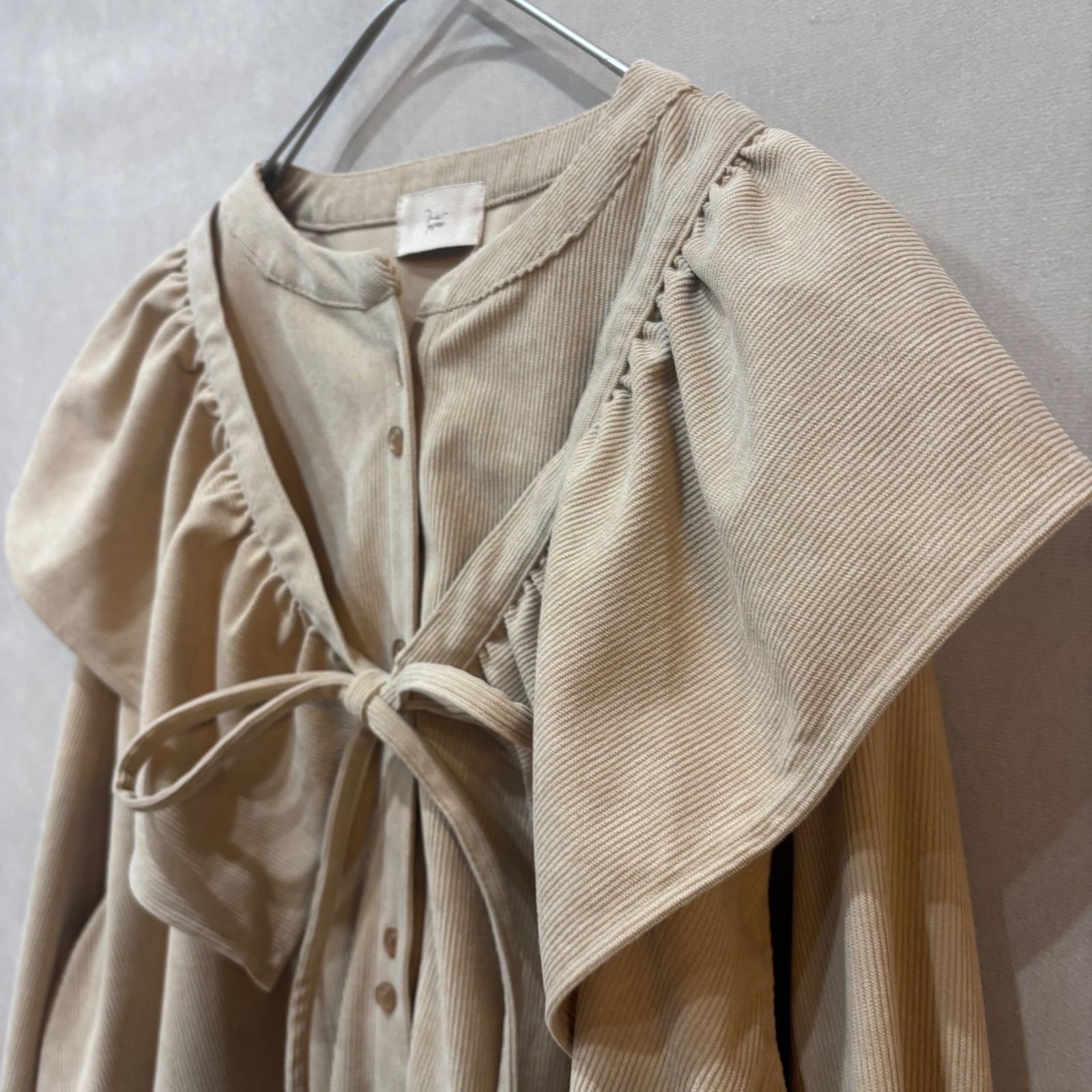 moi tytto モイテュット フリル付き クルーネック バンドカラー 