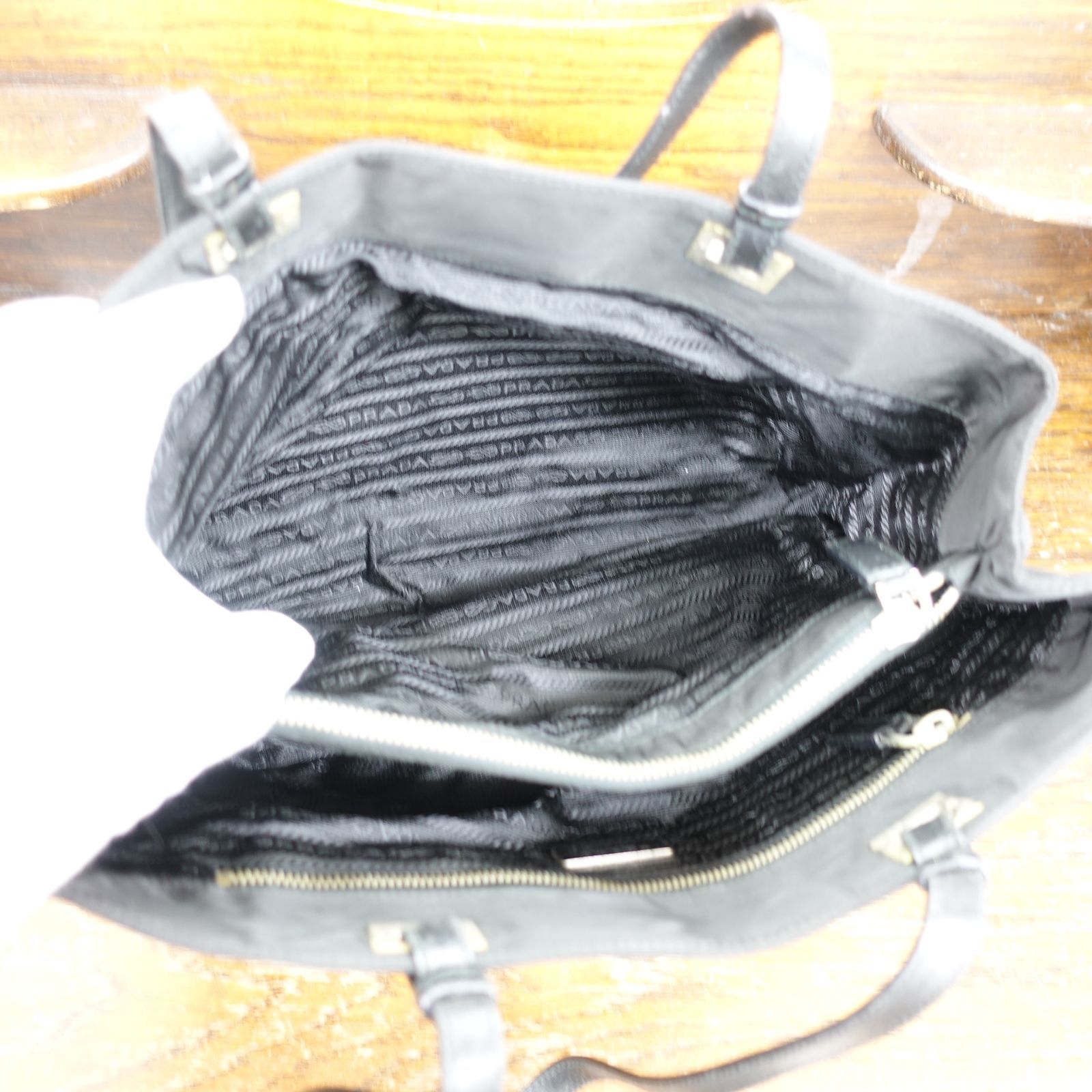 PRADA プラダ テスート 三角ロゴプレート ブラック 黒 シルバー金具