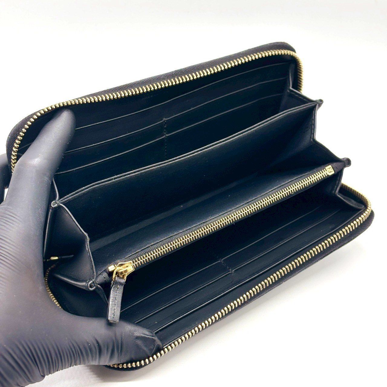 無骨に光る遊び心】 FENDI フェンディ 長財布 ラウンドジップ