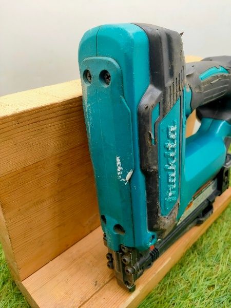  マキタ makita 充電式タッカ 18 V バッテリ 充電器別売 ケース付 ST 421 D J線 4 mm幅 13～25 mmまで その他 電動工具 エア工具