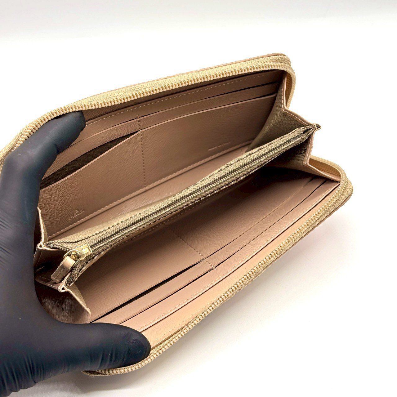 色で遊ぶ大人ズッカ】 FENDI フェンディ ラウンドファスナー 長財布