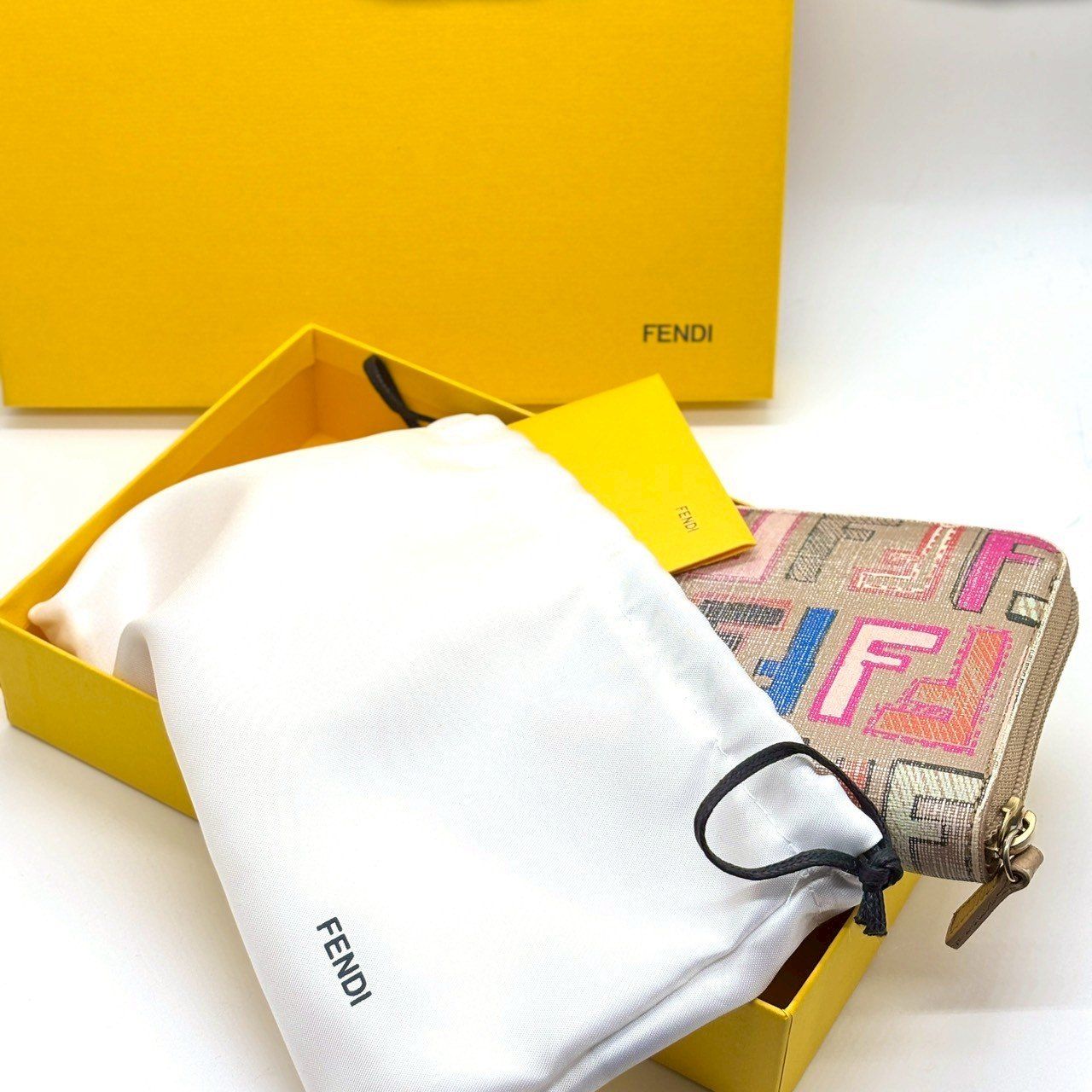 色で遊ぶ大人ズッカ】 FENDI フェンディ ラウンドファスナー 長財布