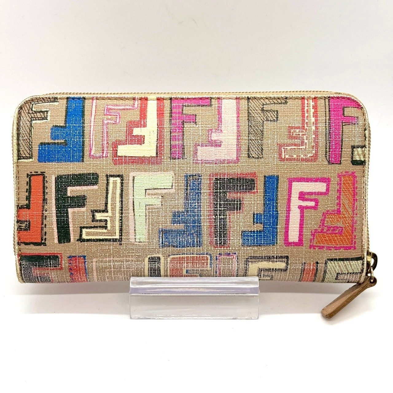 色で遊ぶ大人ズッカ】 FENDI フェンディ ラウンドファスナー 長財布