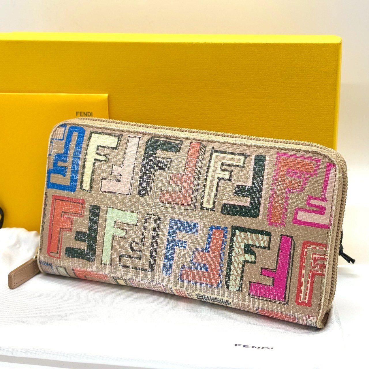 色で遊ぶ大人ズッカ】 FENDI フェンディ ラウンドファスナー 長財布