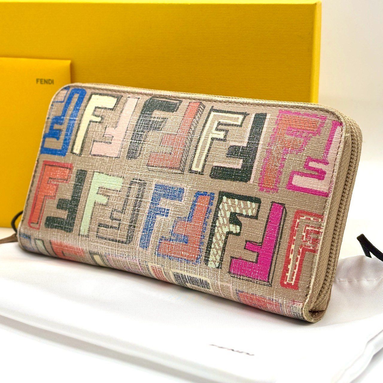 色で遊ぶ大人ズッカ】 FENDI フェンディ ラウンドファスナー 長財布