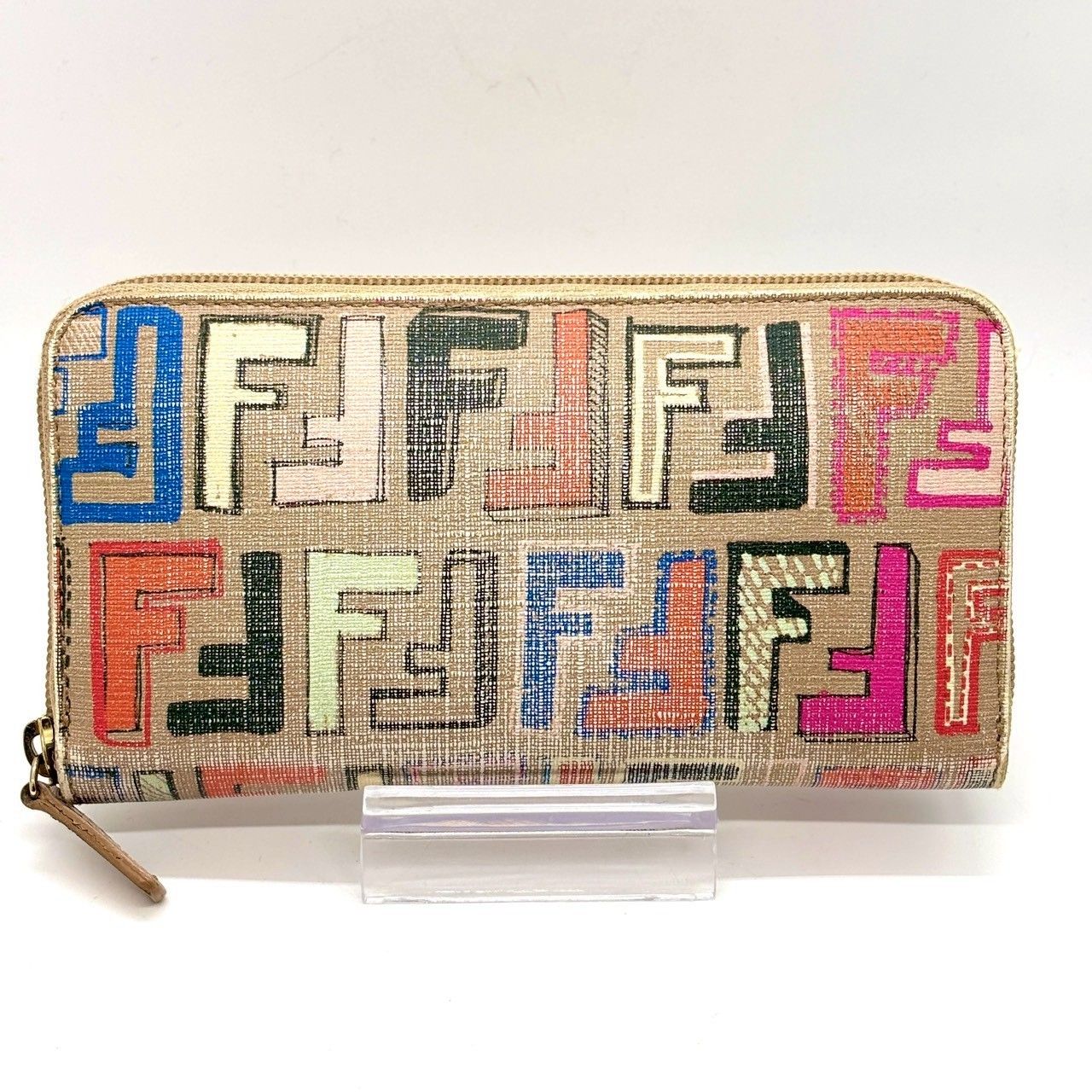 色で遊ぶ大人ズッカ】 FENDI フェンディ ラウンドファスナー 長財布