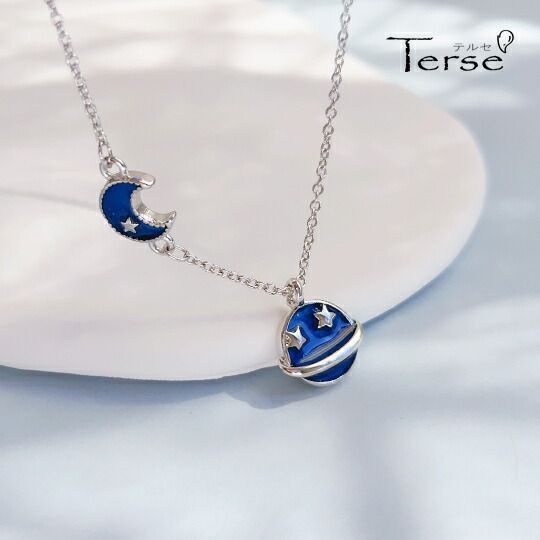 Terse 瑠璃色の惑星と月のアシンメトリーペンダント 可愛らしさの中に