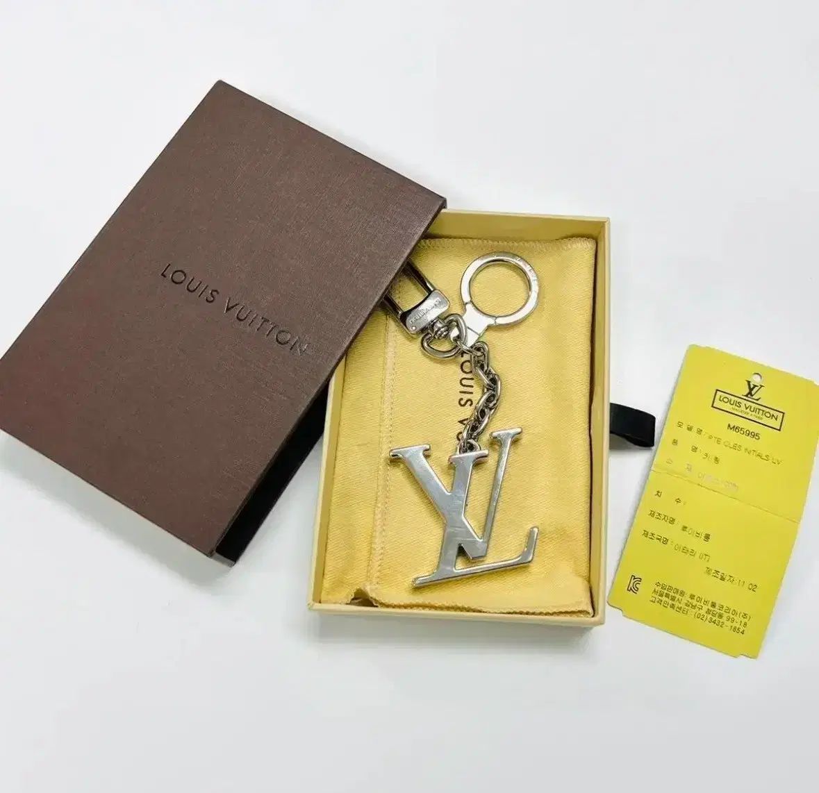 Louis Vuitton LV イニシャル キーホルダー Louis Vuitton LV イニシャル キーホルダー & バッグチャーム シルバー