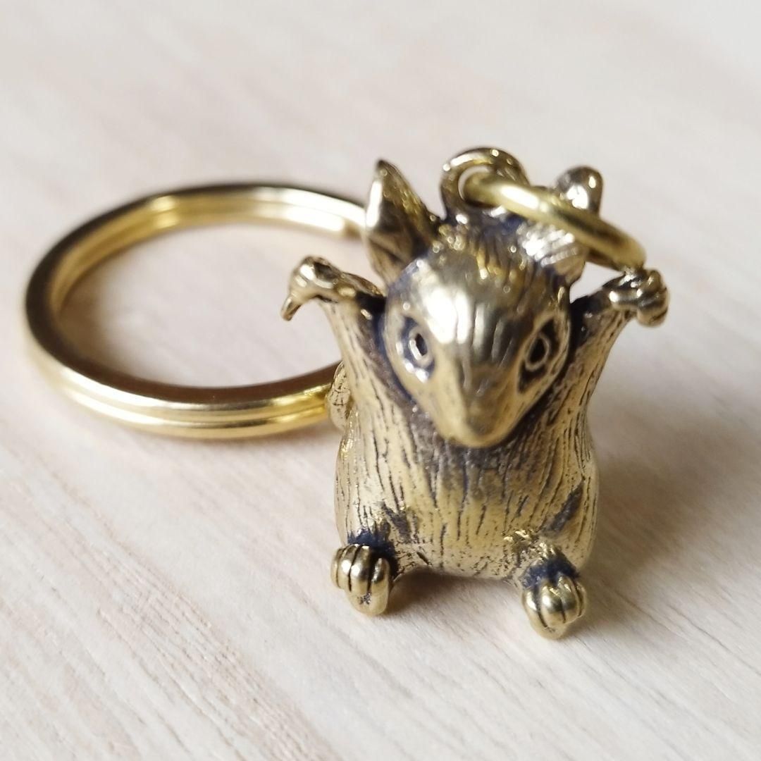 正斉(銘) 栗持ち鼠　金属製 K135 真鍮製 ネズミ干支キーホルダー｜ブラスの鼠モチーフで先見の明