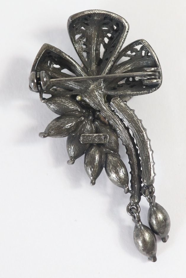 FOXEY アンティーク調フラワーブローチ マットグレー フォクシー