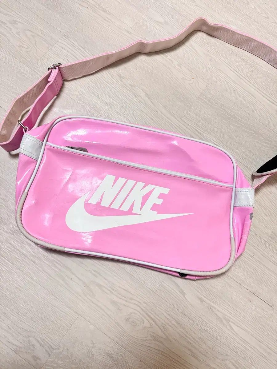 ナイキ いちごミルク ピンク ギャル スポーツ エナメル クロスバッグ