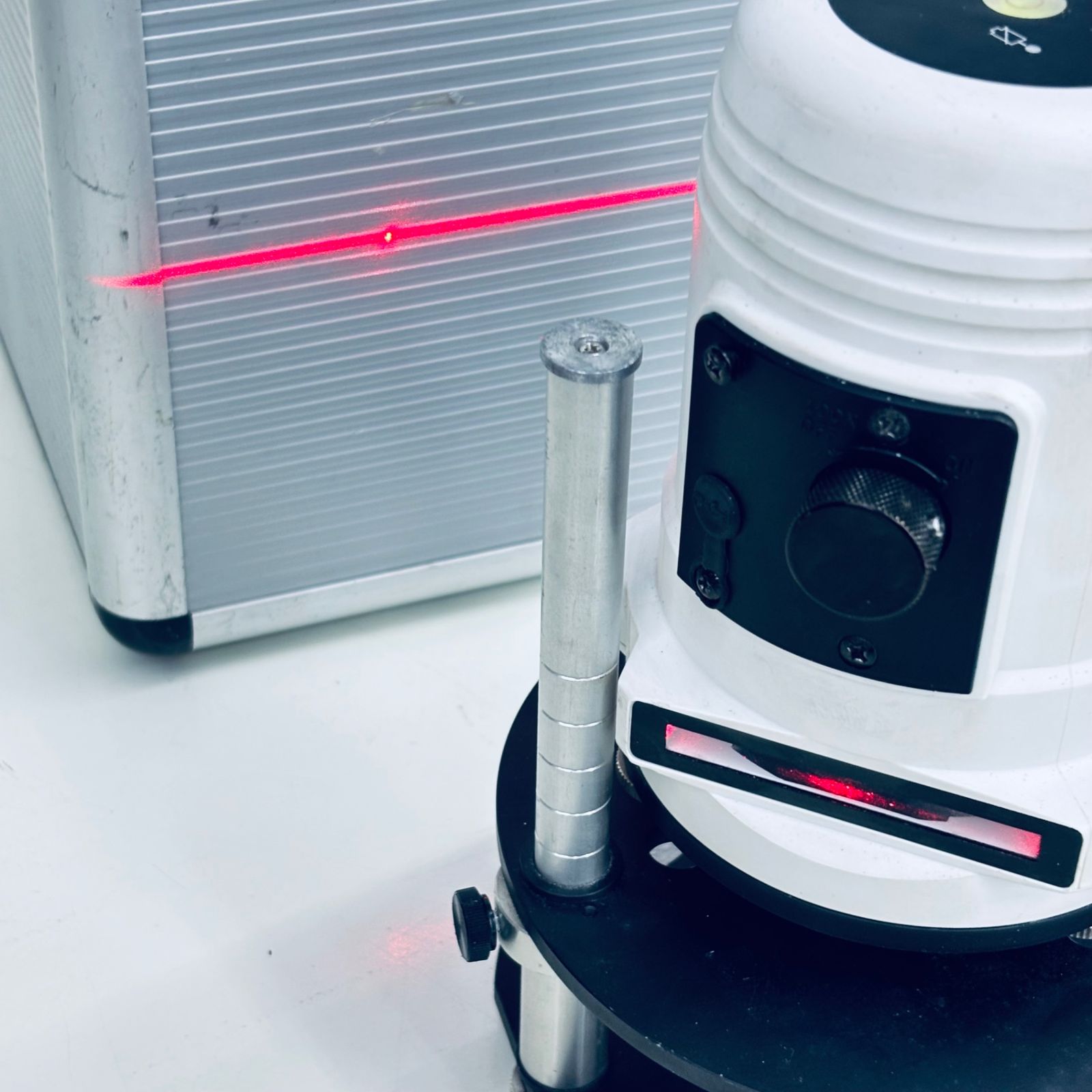  マキタ makita 屋内屋外兼用墨出し器 全周ろく 高輝度 ラインポイント 受光器 バイス 三脚別売 角度計 水平器 水準器 計測 検査