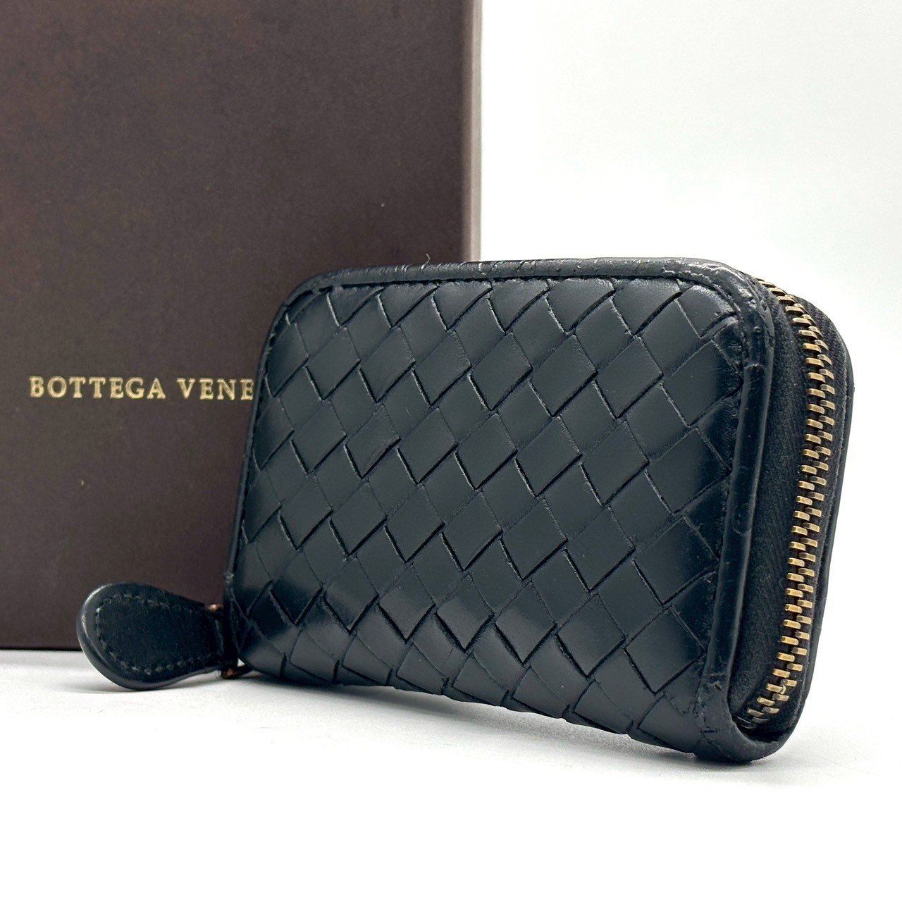 手元で語る 志向 BOTTEGA VENETA ボッテガヴェネタ コインケース ラウンドジップ イントレチャート レザー コンパクトウォレット ブラック