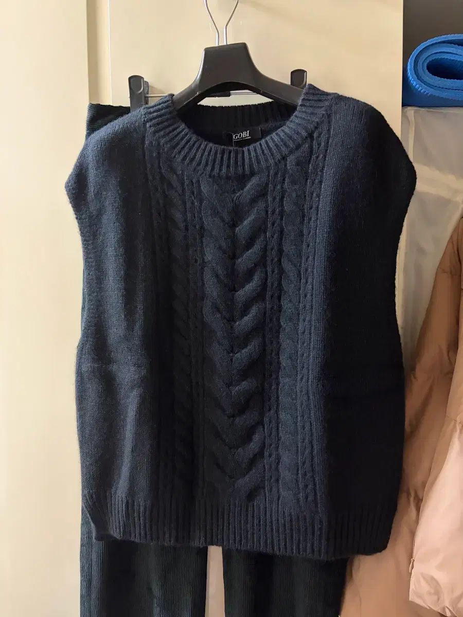 |ゴビGOBIカシミア ケーブルニット ベスト|M|ブラック