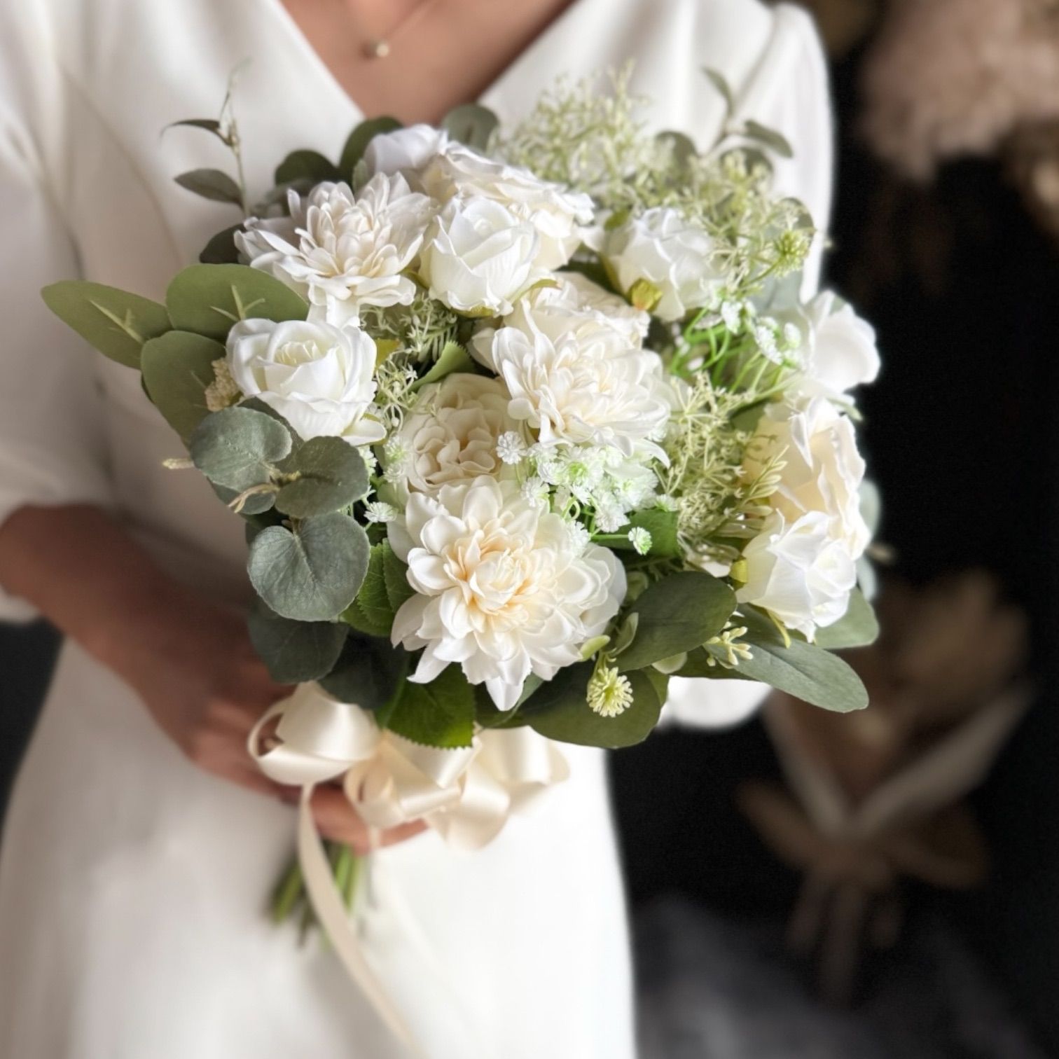 白ダリア×ユーカリクラッチブーケブートニア