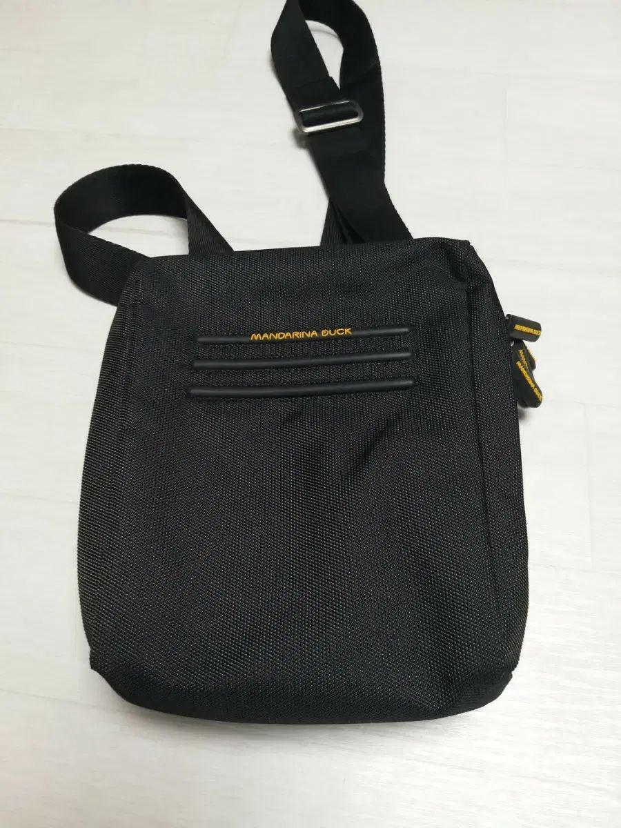 マンダリナダック　MANDARINA DUCK バッグ　希少モデル マンダリナダック (MANDARINA DUCK) クロスバッグ - メルカリ