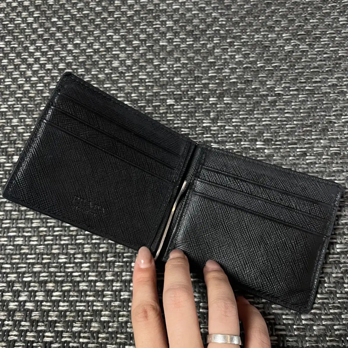 正規品) PRADA サフィアーノ マネークリップ ブラック - メルカリ