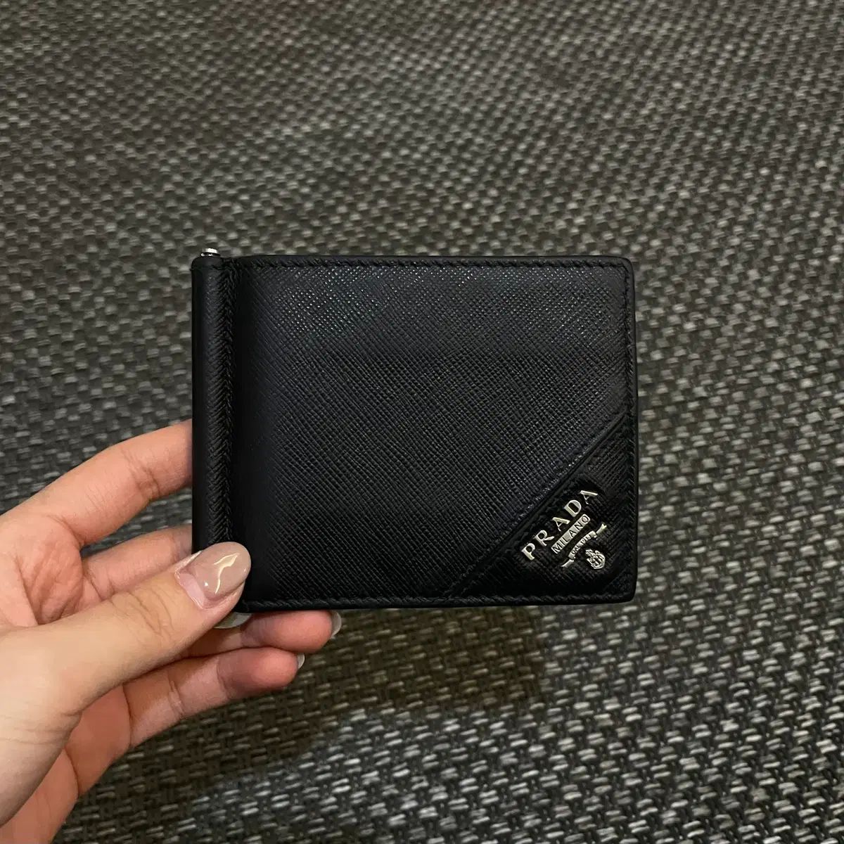 正規品) PRADA サフィアーノ マネークリップ ブラック - メルカリ