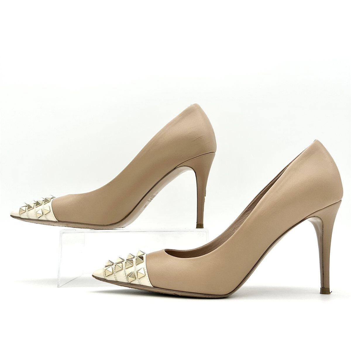 VALENTINO スタッズ付きハイヒール ベージュ valentino garavani ハイヒール 本革 スタッズ キャップトゥ ポイン