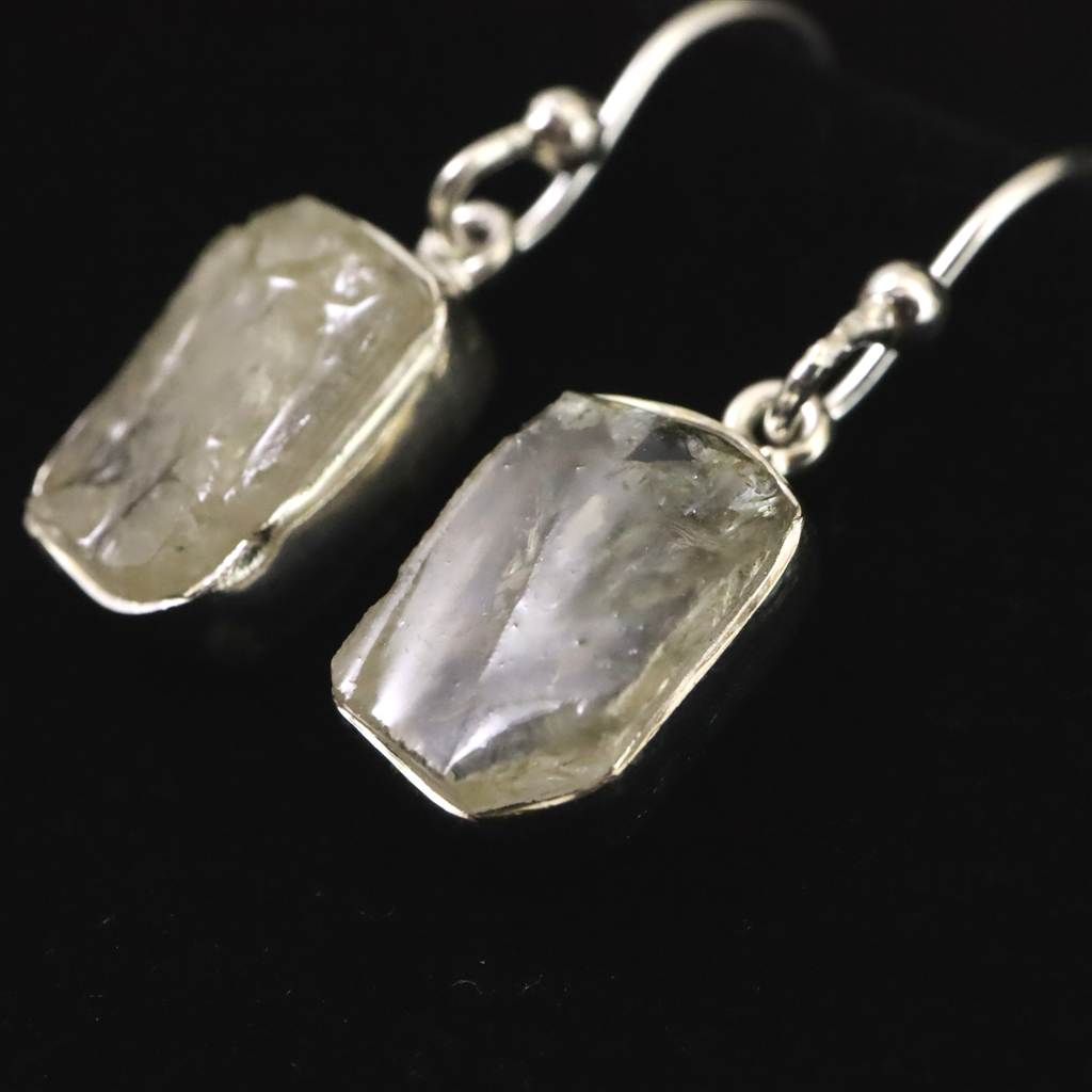 ロシア産 フェナカイト 11X8mm原石 ピアス 3.0g 【榎本通商73476