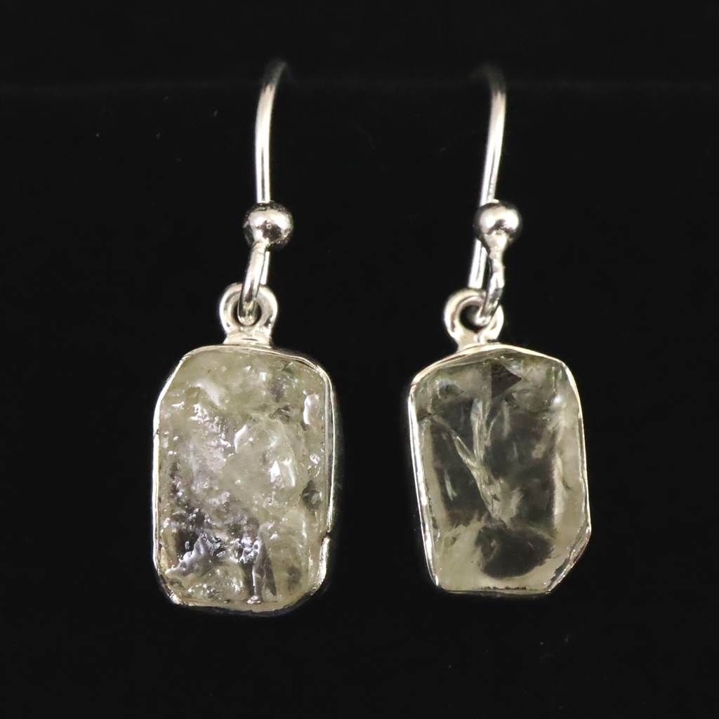 ロシア産 フェナカイト 11X8mm原石 ピアス 3.0g 【榎本通商73476