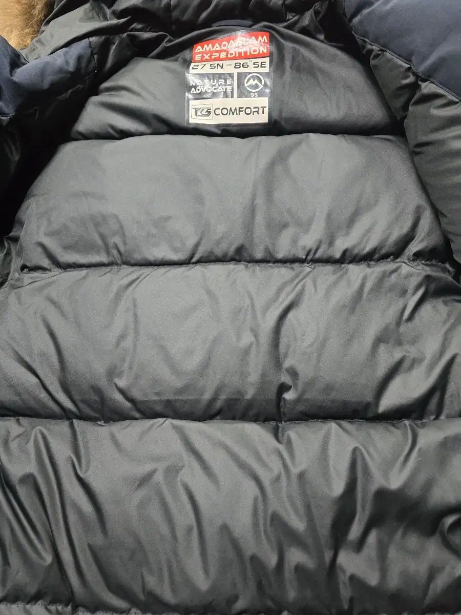 (95) アマダラムエクスペディション ダウンジャケット