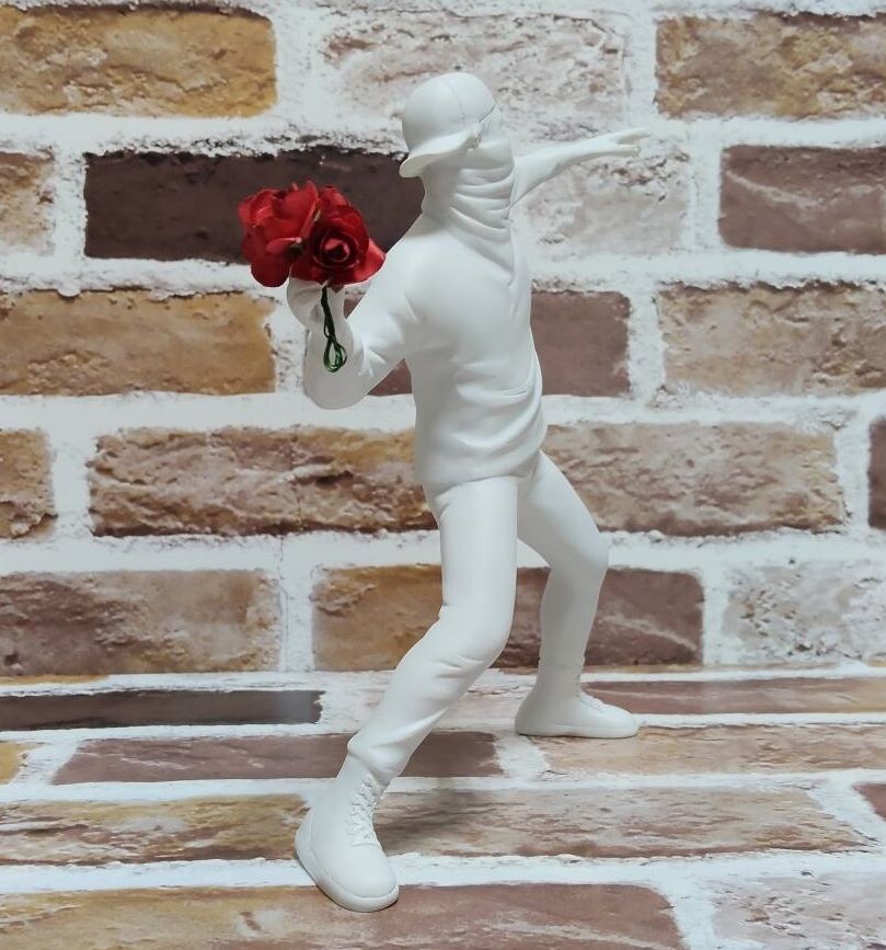 フィギュア 花束を投げる男 （Banksy:バンクシー） #ホワイト】D12-13