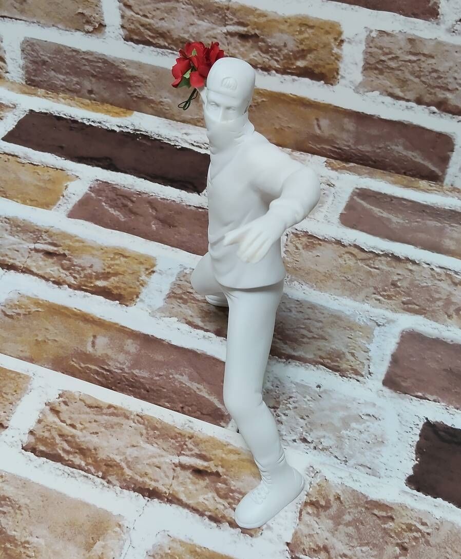 フィギュア 花束を投げる男 （Banksy:バンクシー） #ホワイト】D12-13