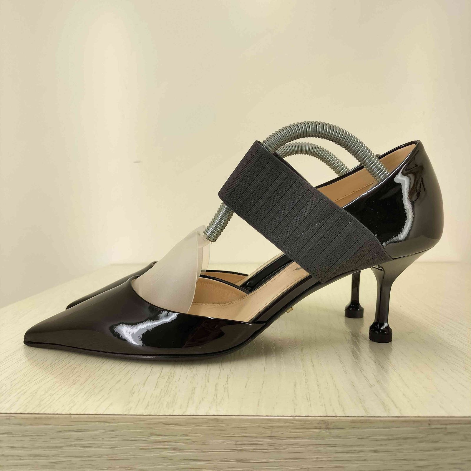 プラダ PRADA ゴムストラップ ポインテッドトゥ エナメルパンプス