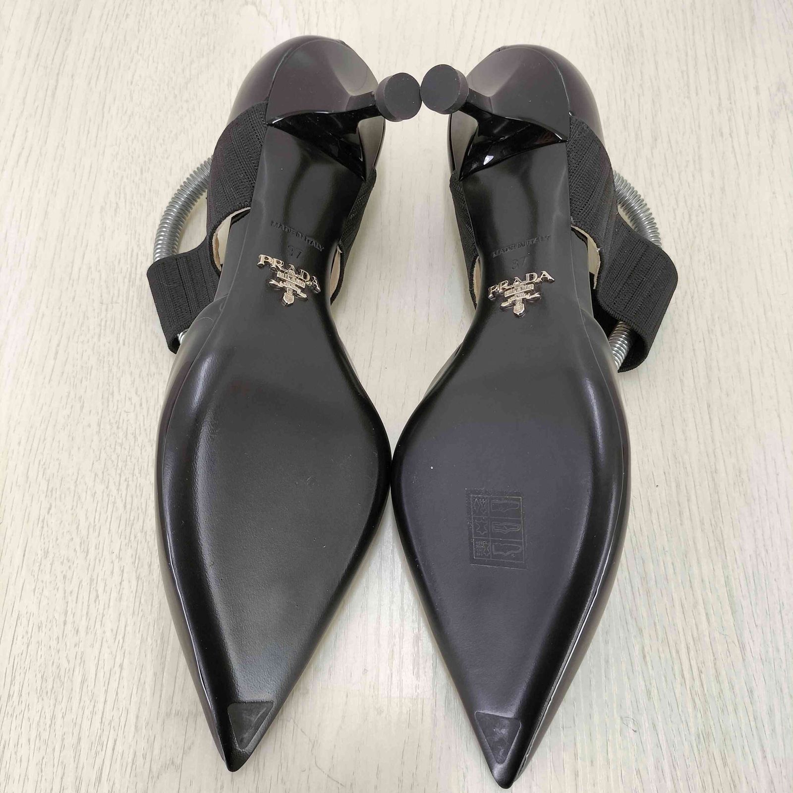 プラダ PRADA ゴムストラップ ポインテッドトゥ エナメルパンプス