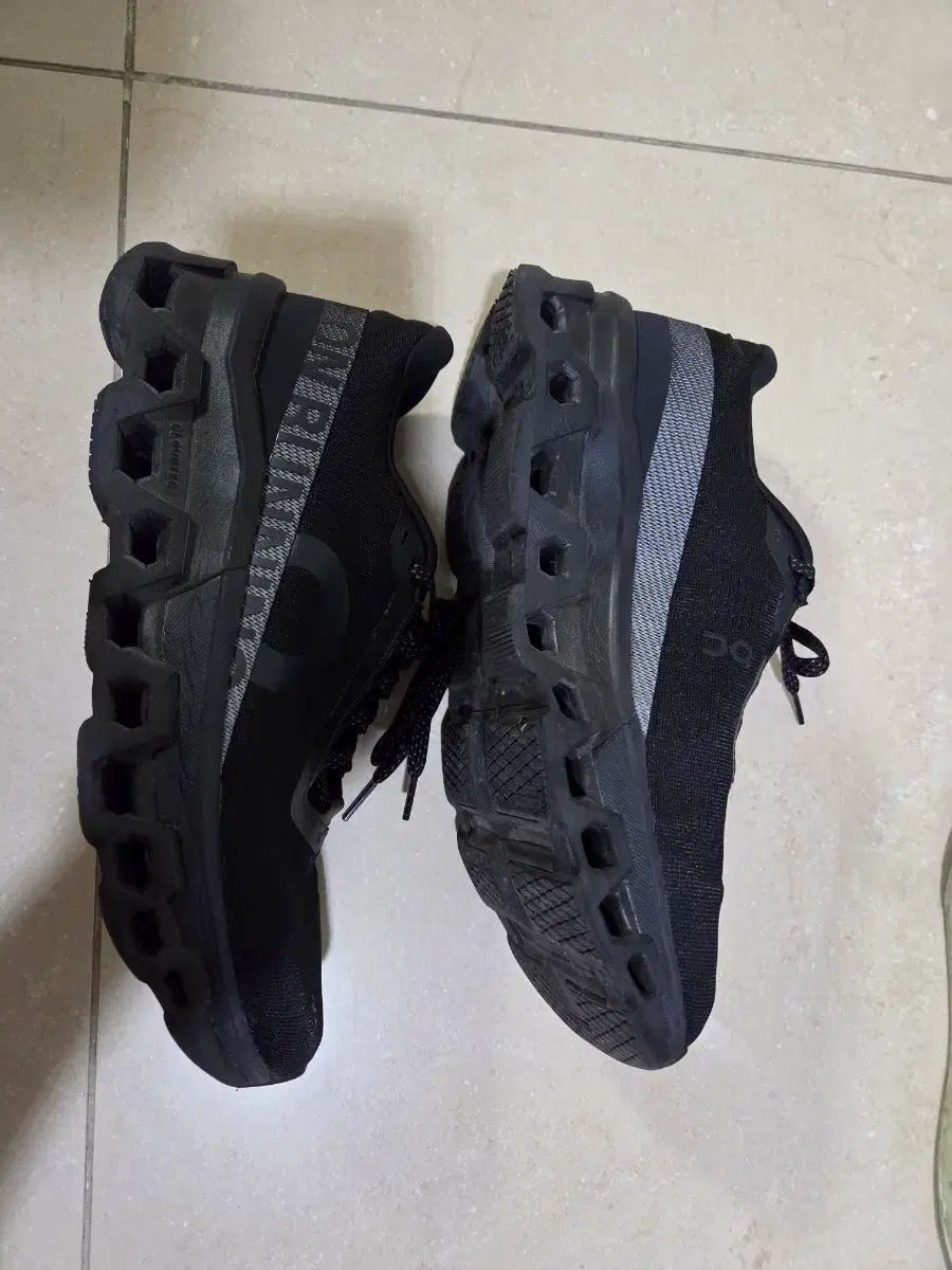 クラウド オールブラック